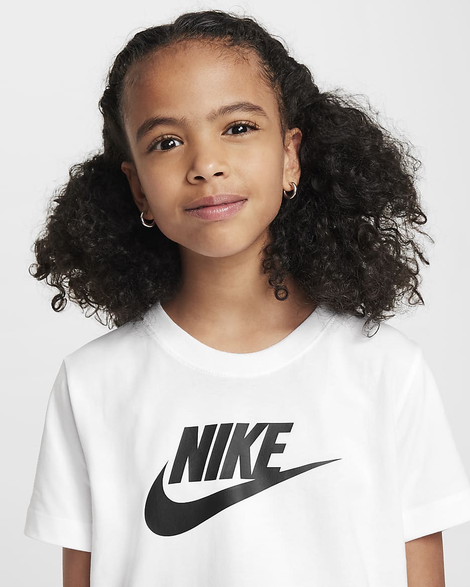 Nike Sportswear Older Kids Girls Cropped T Shirt. Nike CZ